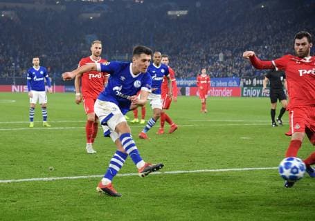 11.12.2018, Fussball, UEFA Champions League, Saison 2018 2019, Vorrunde, 6. Spieltag, FC Schalke 04 - Lokomotive Moskau, Alessandro Schoepf, Alessandro Schöpf (FC Schalke 04), li., erzielt das 1:0 Siegtor