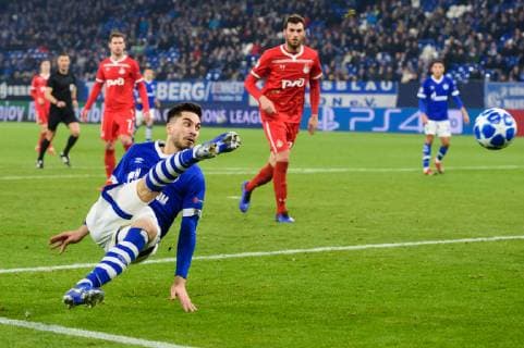 GER, UEFA Champions League, Gruppenphase, Gruppe D, FC Schalke 04 vs. FC Lokomotiv Moskva Moskau 11.12.2018, VELTINS Arena, Gelsenkirchen, Deutschland, GER, UEFA Champions League, Gruppenphase, Gruppe D, FC Schalke 04 vs. FC Lokomotiv Moskva Moskau DFL REGULATIONS PROHIBIT ANY USE OF PHOTOGRAPHS AS IMAGE SEQUENCES AND OR QUASI-VIDEO. im Bild Torschuss Suat Serdar ( 8 Schalke) Vorarbeit zum 1-0 Schalke