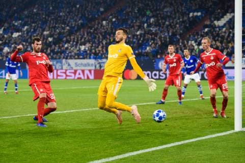 GER, UEFA Champions League, Gruppenphase, Gruppe D, FC Schalke 04 vs. FC Lokomotiv Moskva Moskau 11.12.2018, VELTINS Arena, Gelsenkirchen, Deutschland, GER, UEFA Champions League, Gruppenphase, Gruppe D, FC Schalke 04 vs. FC Lokomotiv Moskva Moskau DFL REGULATIONS PROHIBIT ANY USE OF PHOTOGRAPHS AS IMAGE SEQUENCES AND OR QUASI-VIDEO. im Bild Guilherme ( 1 Moskau) beim 1-0 Schalke
