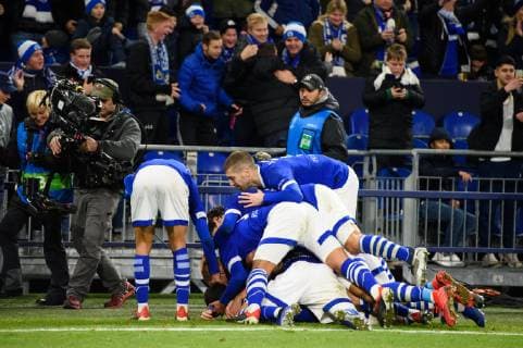 GER, UEFA Champions League, Gruppenphase, Gruppe D, FC Schalke 04 vs. FC Lokomotiv Moskva Moskau 11.12.2018, VELTINS Arena, Gelsenkirchen, Deutschland, GER, UEFA Champions League, Gruppenphase, Gruppe D, FC Schalke 04 vs. FC Lokomotiv Moskva Moskau DFL REGULATIONS PROHIBIT ANY USE OF PHOTOGRAPHS AS IMAGE SEQUENCES AND OR QUASI-VIDEO. im Bild Torjubel Jubel Schalke nach 1-0 durch Alessandro Schöpf Schoepf ( 28 Schalke)