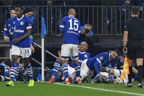 GER, CL, FC Schalke 04 vs Lokomotiv Moskva Lokomotive Moskau 11.12.2018, Veltins-Arena, Gelsenkirchen, GER, CL, FC Schalke 04 vs Lokomotiv Moskva Lokomotive Moskau, DFL regulations prohibit any use of photographs as image sequences and or quasi-video im Bild die Mannschaft von Schalke Jubel Freude Emotion Torjubel Torschuetze zum 1:0 Alessandro Schöpf Schoepf ( 28, FC Schalke 04)