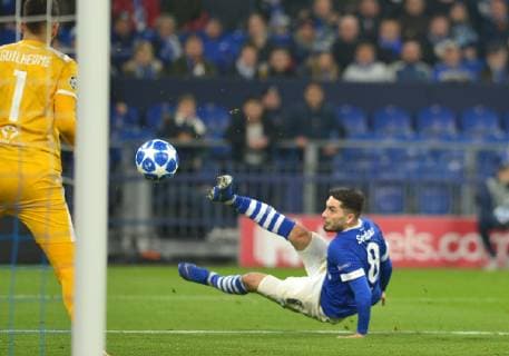 Gelsenkirchen, Germany 11.12.2018, UEFA Champions League - 2018 19 Season, Rueckrunde, Gruppenphase - Gruppe D - 6. Spieltag, FC Schalke 04 - Lok Moskau, Torvorlage zum 1:0 durch Suat Serdar (S04), rechts ( DeFodi521