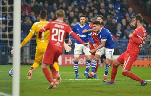 Gelsenkirchen, Germany 11.12.2018, UEFA Champions League - 2018 19 Season, Rueckrunde, Gruppenphase - Gruppe D - 6. Spieltag, FC Schalke 04 - Lok Moskau, Tor zum 1:0 durch Alessandro Schoepf (S04), rechts ( DeFodi521