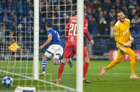 Sport Bilder des Tages Gelsenkirchen, Germany 11.12.2018, UEFA Champions League - 2018 19 Season, Rueckrunde, Gruppenphase - Gruppe D - 6. Spieltag, FC Schalke 04 - Lok Moskau, Torwart Guilherme (LOK), rechts enttaeuscht ( DeFodi521