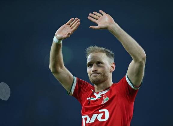 11.12.2018, Fussball UEFA Champions League 2018 2019, Gruppenphase, 6.Spieltag, FC Schalke 04 - Lokomotive Moskau, in der VELTINS-Arena Gelsenkirchen. Benedikt Höwedes (Lok Moskau) sichtlich gerührt von den Benedikt Höwedes -Rufen von den Schalker Fans