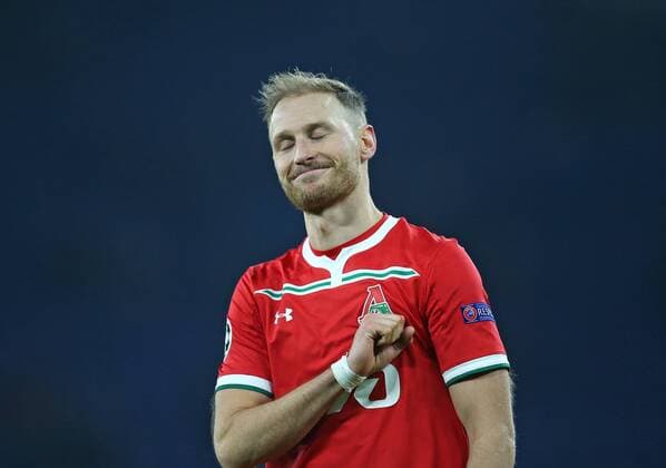 Sport Themen der Woche KW50 Sport Bilder des Tages 11.12.2018, Fussball UEFA Champions League 2018 2019, Gruppenphase, 6.Spieltag, FC Schalke 04 - Lokomotive Moskau, in der VELTINS-Arena Gelsenkirchen. Benedikt Höwedes (Lok Moskau) sichtlich gerührt von den Benedikt Höwedes -Rufen von den Schalker Fans