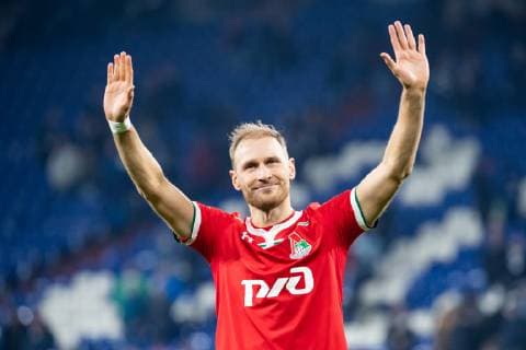 11.12.2018, xkvx, Fussball UEFA Champions League, FC Schalke 04 - Lok Moskau emspor, v.l. Benedikt Hoewedes (Lokomotive Moskau) auf der Schlussrunde Abschied Abschiedsrunde (DFL DFB REGULATIONS PROHIBIT ANY USE OF PHOTOGRAPHS as IMAGE SEQUENCES and or QUASI-VIDEO) Gelsenkirchen