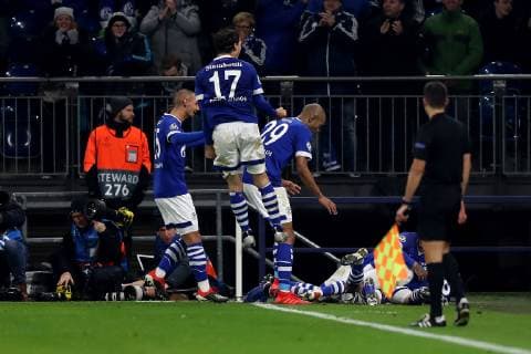Die Spieler vom FC Schalke 04 freuen sich über das Tor zum 1:0 durch Alessandro Andre Schöpf (FC Schalke 04) beim Champions League Spiel (Saison 2018 19) FC Schalke 04 - Lokomotive Moskau. Copyright: Thomas Pakusch
