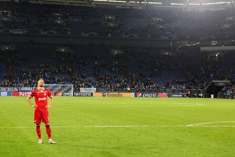 Benedikt Höwedes (Lokomotiv Moskau) steht nach dem Spiel vor der Nordkurve beim Champions League Spiel (Saison 2018 19) FC Schalke 04 - Lokomotive Moskau. Copyright: Thomas Pakusch