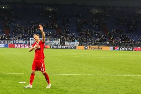 Benedikt Höwedes (Lokomotiv Moskau) steht nach dem Spiel vor der Nordkurve beim Champions League Spiel (Saison 2018 19) FC Schalke 04 - Lokomotive Moskau. Copyright: Thomas Pakusch