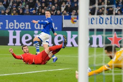 GER, UEFA Champions League, Gruppenphase, Gruppe D, FC Schalke 04 vs. FC Lokomotiv Moskva Moskau 11.12.2018, VELTINS Arena, Gelsenkirchen, Deutschland, GER, UEFA Champions League, Gruppenphase, Gruppe D, FC Schalke 04 vs. FC Lokomotiv Moskva Moskau DFL REGULATIONS PROHIBIT ANY USE OF PHOTOGRAPHS AS IMAGE SEQUENCES AND OR QUASI-VIDEO. im Bild Zweikampf zwischen Solomon Kverkvelia ( 33 Moskau) und Yevhen Konoplyanka ( 11 Schalke) Torschuss