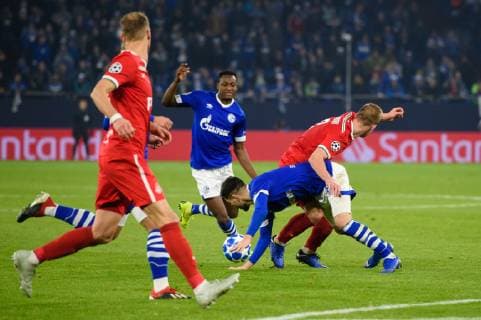 GER, UEFA Champions League, Gruppenphase, Gruppe D, FC Schalke 04 vs. FC Lokomotiv Moskva Moskau 11.12.2018, VELTINS Arena, Gelsenkirchen, Deutschland, GER, UEFA Champions League, Gruppenphase, Gruppe D, FC Schalke 04 vs. FC Lokomotiv Moskva Moskau DFL REGULATIONS PROHIBIT ANY USE OF PHOTOGRAPHS AS IMAGE SEQUENCES AND OR QUASI-VIDEO. im Bild Zweikampf zwischen Dmitri Barinov ( 6 Moskau) und Abdul Rahman Baba ( 14 Schalke), Suat Serdar ( 8 Schalke)