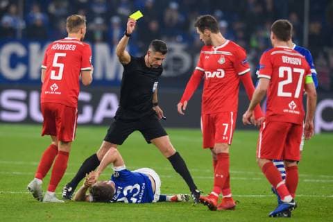 GER, UEFA Champions League, Gruppenphase, Gruppe D, FC Schalke 04 vs. FC Lokomotiv Moskva Moskau 11.12.2018, VELTINS Arena, Gelsenkirchen, Deutschland, GER, UEFA Champions League, Gruppenphase, Gruppe D, FC Schalke 04 vs. FC Lokomotiv Moskva Moskau DFL REGULATIONS PROHIBIT ANY USE OF PHOTOGRAPHS AS IMAGE SEQUENCES AND OR QUASI-VIDEO. im Bild Schiedsrichter, Schiri Tasos Sidiropoulos stolpert ueber Cedric Teuchert ( 23 Schalke)