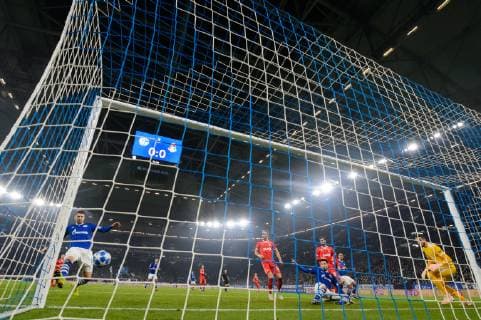 GER, UEFA Champions League, Gruppenphase, Gruppe D, FC Schalke 04 vs. FC Lokomotiv Moskva Moskau 11.12.2018, VELTINS Arena, Gelsenkirchen, Deutschland, GER, UEFA Champions League, Gruppenphase, Gruppe D, FC Schalke 04 vs. FC Lokomotiv Moskva Moskau DFL REGULATIONS PROHIBIT ANY USE OF PHOTOGRAPHS AS IMAGE SEQUENCES AND OR QUASI-VIDEO. im Bild Torchance Matija Nastasic ( 5 Schalke), Suat Serdar ( 8 Schalke) aufgenommen mit der Hintertor Remote Kamera