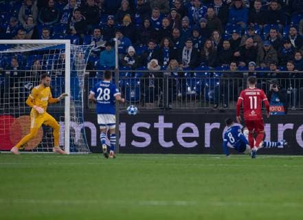 Fußball Champions League Gruppenphase 6. Spieltag FC Schalke 04 - Lokomotive Moskau am 11.12.2018 in der Veltins Arena in Gelsenkirchen Tor zum 1:0 durch Alessandro Schöpf ( Schalke ) DFL Regulations prohibit any use of photographs as image sequences and or quasi video.