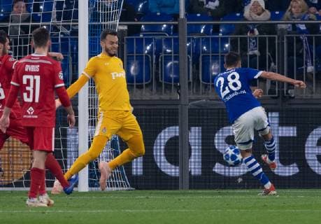 Fußball Champions League Gruppenphase 6. Spieltag FC Schalke 04 - Lokomotive Moskau am 11.12.2018 in der Veltins Arena in Gelsenkirchen Tor zum 1:0 durch Alessandro Schöpf ( Schalke ) DFL Regulations prohibit any use of photographs as image sequences and or quasi video.