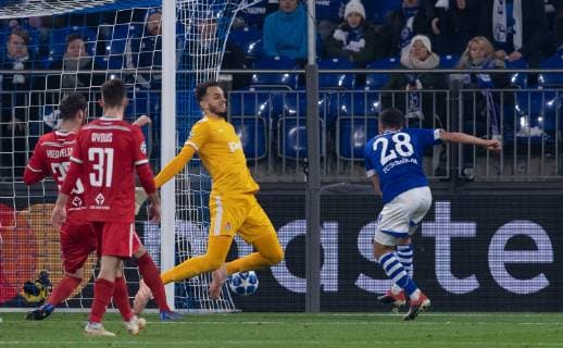 Fußball Champions League Gruppenphase 6. Spieltag FC Schalke 04 - Lokomotive Moskau am 11.12.2018 in der Veltins Arena in Gelsenkirchen Tor zum 1:0 durch Alessandro Schöpf ( Schalke ) DFL Regulations prohibit any use of photographs as image sequences and or quasi video.