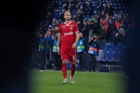 Fußball Champions League Gruppenphase 6. Spieltag FC Schalke 04 - Lokomotive Moskau am 11.12.2018 in der Veltins Arena in Gelsenkirchen Benedikt Höwedes ( Moskau ) verabschiedet sich von den Schalker Fans wird von den Fans gefeiert DFL Regulations prohibit any use of photographs as image sequences and or quasi video.