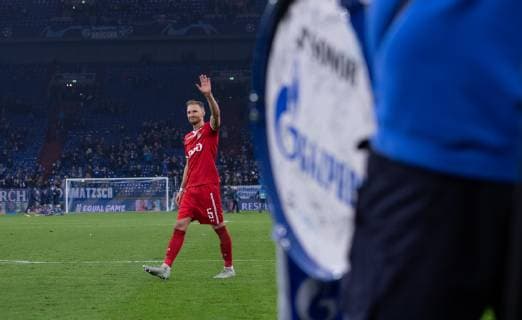 Fußball Champions League Gruppenphase 6. Spieltag FC Schalke 04 - Lokomotive Moskau am 11.12.2018 in der Veltins Arena in Gelsenkirchen Benedikt Höwedes ( Moskau ) verabschiedet sich von den Schalker Fans wird von den Fans gefeiert DFL Regulations prohibit any use of photographs as image sequences and or quasi video.