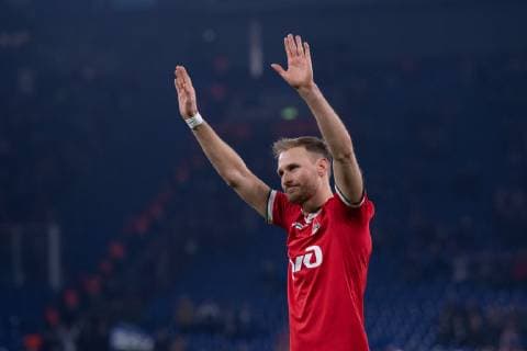 Fußball Champions League Gruppenphase 6. Spieltag FC Schalke 04 - Lokomotive Moskau am 11.12.2018 in der Veltins Arena in Gelsenkirchen Benedikt Höwedes ( Moskau ) verabschiedet sich von den Schalker Fans wird von den Fans gefeiert DFL Regulations prohibit any use of photographs as image sequences and or quasi video.