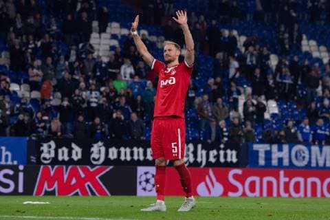 Fußball Champions League Gruppenphase 6. Spieltag FC Schalke 04 - Lokomotive Moskau am 11.12.2018 in der Veltins Arena in Gelsenkirchen Benedikt Höwedes ( Moskau ) verabschiedet sich von den Schalker Fans wird von den Fans gefeiert DFL Regulations prohibit any use of photographs as image sequences and or quasi video.