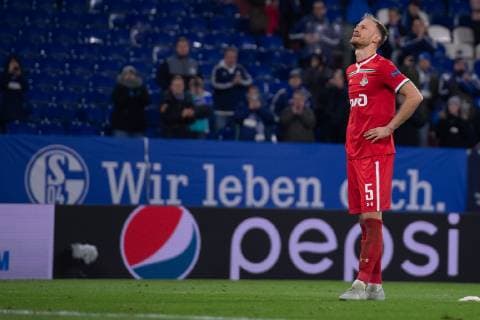 Fußball Champions League Gruppenphase 6. Spieltag FC Schalke 04 - Lokomotive Moskau am 11.12.2018 in der Veltins Arena in Gelsenkirchen Benedikt Höwedes ( Moskau ) verabschiedet sich von den Schalker Fans wird von den Fans gefeiert DFL Regulations prohibit any use of photographs as image sequences and or quasi video.