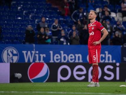 Fußball Champions League Gruppenphase 6. Spieltag FC Schalke 04 - Lokomotive Moskau am 11.12.2018 in der Veltins Arena in Gelsenkirchen Benedikt Höwedes ( Moskau ) verabschiedet sich von den Schalker Fans wird von den Fans gefeiert DFL Regulations prohibit any use of photographs as image sequences and or quasi video.