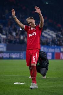 Fußball Champions League Gruppenphase 6. Spieltag FC Schalke 04 - Lokomotive Moskau am 11.12.2018 in der Veltins Arena in Gelsenkirchen Benedikt Höwedes ( Moskau ) verabschiedet sich von den Schalker Fans wird von den Fans gefeiert DFL Regulations prohibit any use of photographs as image sequences and or quasi video.