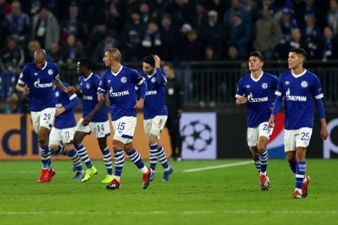 Die Spieler vom FC Schalke 04 freuen sich über das Tor zum 1:0 durch Alessandro Andre Schöpf (FC Schalke 04) beim Champions League Spiel (Saison 2018 19) FC Schalke 04 - Lokomotive Moskau. Copyright: Thomas Pakusch