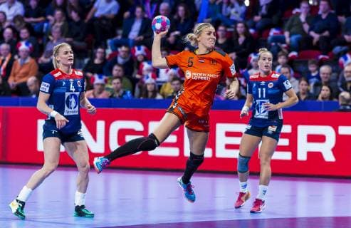 Handball, Frauen: EM, Norwegen vs. Niederlande Hauptrunde, Gruppe 2, 3. Spieltag im Palais des Sports v.li. Veronica Egebakken Kristiansen (Norwegen), Jessy Kramer (Niederlande), Malin Aune (Norwegen) Nancy Palais des Sports Jean Weille Frankreich
