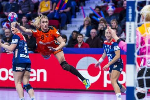 Sport Bilder des Tages Handball, Frauen: EM, Norwegen vs. Niederlande Hauptrunde, Gruppe 2, 3. Spieltag im Palais des Sports v.li. Heidi Loke (Norwegen), Lois Abbingh (Niederlande), Malin Aune (Norwegen), Katrine Lunde (Norwegen) Nancy Palais des Sports Jean Weille Frankreich