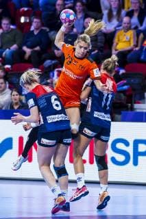 Handball, Frauen: EM, Norwegen vs. Niederlande Hauptrunde, Gruppe 2, 3. Spieltag im Palais des Sports v.li. Heidi Loke (Norwegen), Estavana Polman (Niederlande), Malin Aune (Norwegen) Nancy Palais des Sports Jean Weille Frankreich