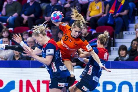 Handball, Frauen: EM, Norwegen vs. Niederlande Hauptrunde, Gruppe 2, 3. Spieltag im Palais des Sports v.li. Heidi Loke (Norwegen), Estavana Polman (Niederlande), Malin Aune (Norwegen) Nancy Palais des Sports Jean Weille Frankreich