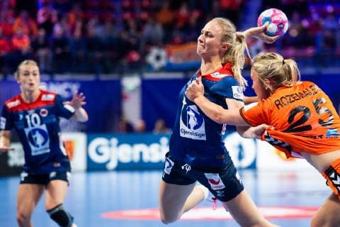 181211 Henny Ella Reistad of Norway and Charris Rozemalen of Netherlands competes for the ball during the EHF European Women?s Handball Championship match between Netherlands and Norway on December 11, 2018 in Nancy. Photo: Fredrik Varfjell BILDBYRAN kod FV 150183 Copyright: FREDRIKxVARFJELL BB181211FV044