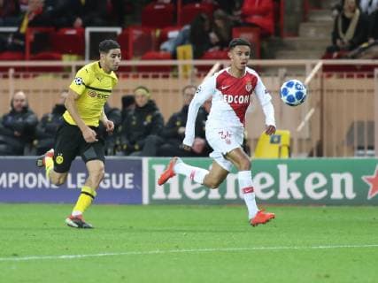 Monaco, 11.12.2018, UEFA Champions League - 2018 19 Season, Gruppenphase - Gruppe A - 6. Spieltag, AS Monaco - Borussia Dortmund, Achraf Hakimi (Dortmund) and Sofiane Diop (Monaco) battles for the ball ( DeFodi535