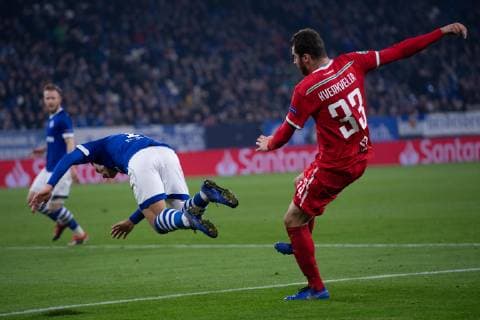 Fußball Champions League Gruppenphase 6. Spieltag FC Schalke 04 - Lokomotive Moskau am 11.12.2018 in der Veltins Arena in Gelsenkirchen Foul an Yevhen Konoplyanka ( Schalke ) DFL Regulations prohibit any use of photographs as image sequences and or quasi video.
