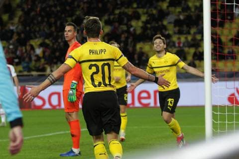 Diego Benaglio (Monaco) schaut enttaeuscht waehrend Maximilian Philipp (Dortmund) und Raphael Guerreiro (Dortmund) nach dem Tor zum 0:1 jubeln beim Spiel AS Monaco vs. Borussia Dortmund, Fussball, Champions League, 11.12.2018 AS Monaco vs. Borussia Dortmund, Fussball, Champions League, 11.12.2018 Monaco Copyright: xEIBNER MarioxHommesx EP_MHS