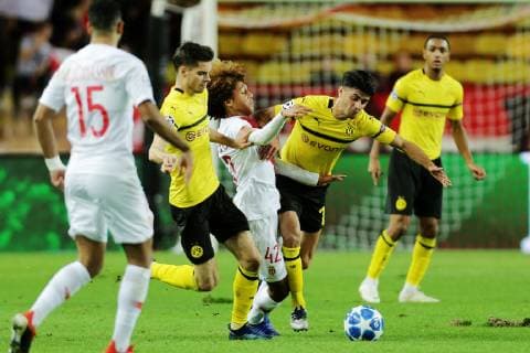 Julian Weigl (Dortmund) und Mahmoud Dahoud (Dortmund) nehmen Han-Noah Massengo (Monaco) in die Zange beim Spiel AS Monaco vs. Borussia Dortmund, Fussball, Champions League, 11.12.2018 AS Monaco vs. Borussia Dortmund, Fussball, Champions League, 11.12.2018 Monaco Copyright: xEIBNER MarioxHommesx EP_MHS