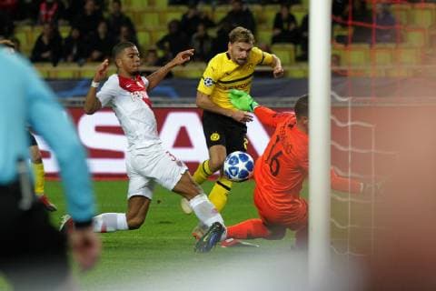 v.l. Youri Tielemans (Monaco) kommt zu spaet als Marcel Schmelzer (Dortmund) auf das Tor schiesst und Diego Benaglio (Monaco) den Schuss haelt beim Spiel AS Monaco vs. Borussia Dortmund, Fussball, Champions League, 11.12.2018 AS Monaco vs. Borussia Dortmund, Fussball, Champions League, 11.12.2018 Monaco Copyright: xEIBNER MarioxHommesx EP_MHS