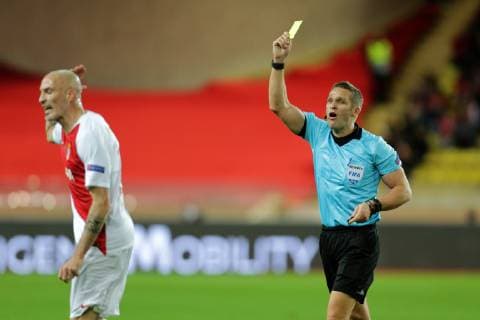 v.l. Andrea Raggi (Monaco) sieht die gelbe Karte von Schiedsrichter Craig Pawson (England) beim Spiel AS Monaco vs. Borussia Dortmund, Fussball, Champions League, 11.12.2018 AS Monaco vs. Borussia Dortmund, Fussball, Champions League, 11.12.2018 Monaco Copyright: xEIBNER MarioxHommesx EP_MHS