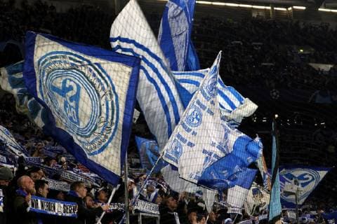 Fans vom FC Schalke 04 mit Fan-Fahnen beim Champions League Spiel (Saison 2018 19) FC Schalke 04 - Lokomotive Moskau. Copyright: Thomas Pakusch