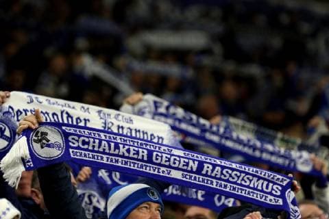 Fans vom FC Schalke 04 mit Fanschal beim Champions League Spiel (Saison 2018 19) FC Schalke 04 - Lokomotive Moskau. Copyright: Thomas Pakusch