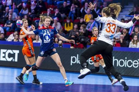 Handball, Frauen: EM, Norwegen vs. Niederlande Hauptrunde, Gruppe 2, 3. Spieltag im Palais des Sports v.li. Marta Tomac (Norwegen), Tess Wester (Niederlande) Nancy Palais des Sports Jean Weille Frankreich