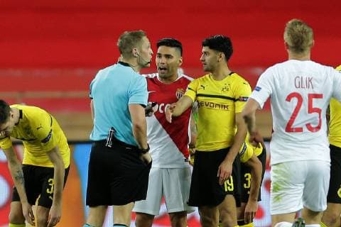 v.l. Schiedsrichter Craig Pawson (England), Falcao (Monaco) und Mahmoud Dahoud (Dortmund) diskutieren nach einem Foul von Mahmoud Dahoud (Dortmund) beim Spiel AS Monaco vs. Borussia Dortmund, Fussball, Champions League, 11.12.2018 AS Monaco vs. Borussia Dortmund, Fussball, Champions League, 11.12.2018 Monaco Copyright: xEIBNER MarioxHommesx EP_MHS