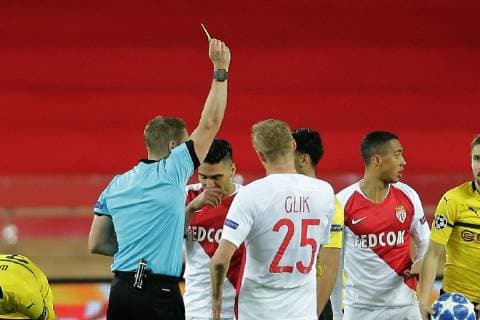 Schiedsrichter Craig Pawson (England) zeigt Mahmoud Dahoud (verdeckt, Dortmund) die gelbe Karte beim Spiel AS Monaco vs. Borussia Dortmund, Fussball, Champions League, 11.12.2018 AS Monaco vs. Borussia Dortmund, Fussball, Champions League, 11.12.2018 Monaco Copyright: xEIBNER MarioxHommesx EP_MHS