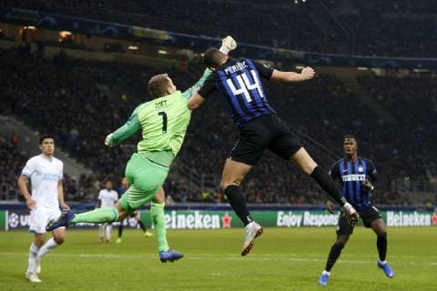 (L-R), Jeroen Zoet of PSV, Ivan Perisic of Inter Milan during the UEFA Champions League group C match between Internazionale Milan and PSV Eindhoven at Stadio Giuseppe Meazza on December 11, 2018 in Milan, Italy UEFA Champions League 2018 2019 xVIxVIxImagesx xJeroenxPutmansxIVx 13047296