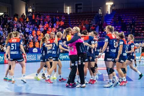 181211 Players of Norway celebrate after the EHF European Women?s Handball Championship match between Netherlands and Norway on December 11, 2018 in Nancy. Photo: Fredrik Varfjell BILDBYRAN kod FV 150183 Copyright: FREDRIKxVARFJELL BB181211FV066