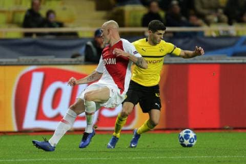 v. li. im Zweikampf Andrea Raggi (Monaco) und Christian Pulisic (Dortmund) beim Spiel AS Monaco vs. Borussia Dortmund, Fussball, Champions League, 11.12.2018 AS Monaco vs. Borussia Dortmund, Fussball, Champions League, 11.12.2018 Monaco Copyright: xEIBNER MarioxHommesx EP_MHS