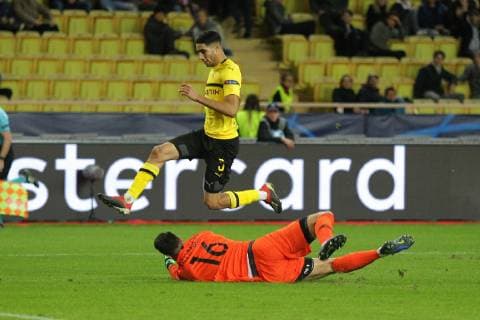 Diego Benaglio (Monaco) rettet vor dem heranstuermenden Achrif Hakimi (Dortmund) beim Spiel AS Monaco vs. Borussia Dortmund, Fussball, Champions League, 11.12.2018 AS Monaco vs. Borussia Dortmund, Fussball, Champions League, 11.12.2018 Monaco Copyright: xEIBNER MarioxHommesx EP_MHS