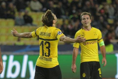 v.l. Raphael Guerreiro (Dortmund) und Mario Goetze (Dortmund) jubeln nach dem Tor zum 0:2 durch Raphael Guerreiro (Dortmund) beim Spiel AS Monaco vs. Borussia Dortmund, Fussball, Champions League, 11.12.2018 AS Monaco vs. Borussia Dortmund, Fussball, Champions League, 11.12.2018 Monaco Copyright: xEIBNER MarioxHommesx EP_MHS